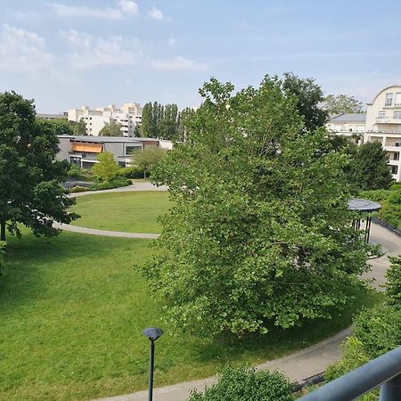 Appartement Residentiel Au Vert Et Au Frais Montigny-le-Bretonneux Exteriör bild