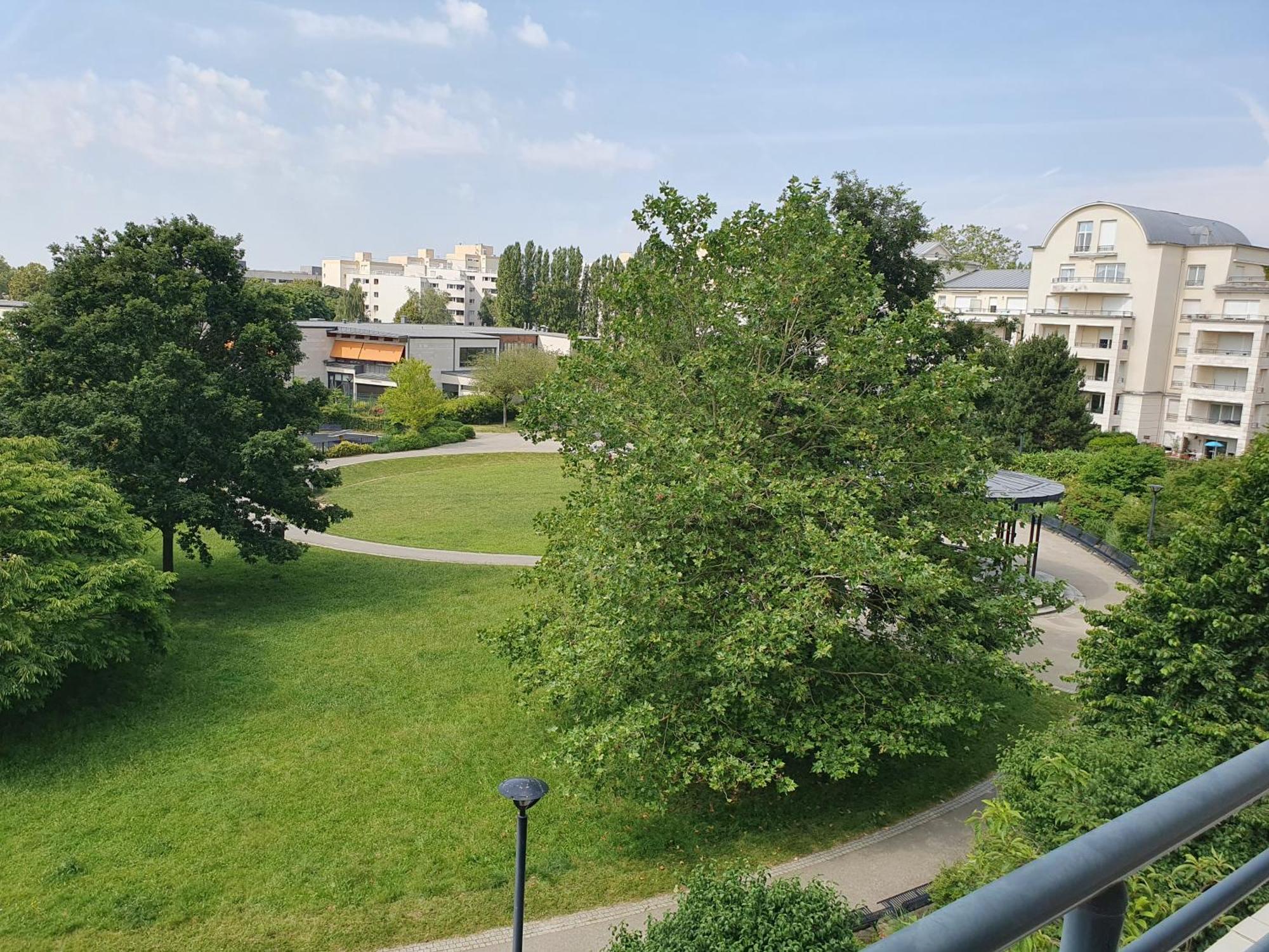 Appartement Residentiel Au Vert Et Au Frais Montigny-le-Bretonneux Exteriör bild